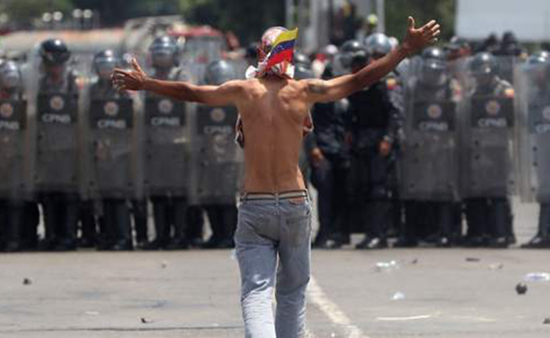 25 febrero: La ayuda humanitaria no logró entrar a territorio venezolano, las fronteras se convirtieron en campos de batalla, el análisis de lo sucedido el sábado anterior con Eduardo Ulibarri.