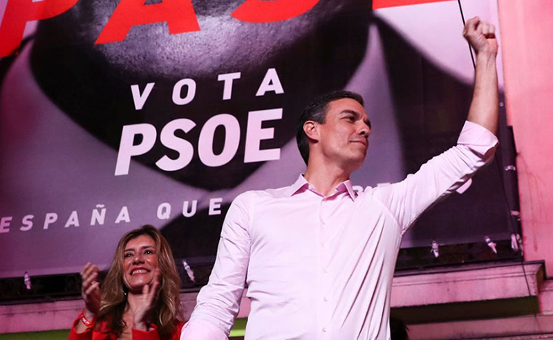 30 abril: El PSOE se alza con la victoria en las elecciones españolas, Pedro Sánchez es el llamado a formar gobierno, con Gustavo Román