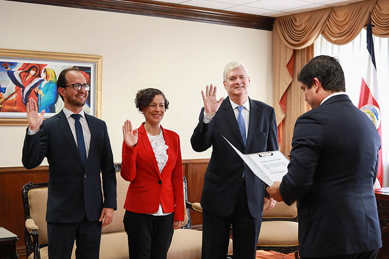 10 enero: Cambio de piezas en el gabinete para empezar el año, con Gustavo Adolfo Araya Martínez y Saúl Buzeta.