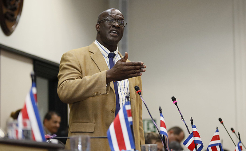 1 de mayo: Eduardo Cruickshank se convierte en el primer presidente afrodescendiente de la Asamblea Legislativa. Especial de Noticias Columbia y Hablando Claro con el análisis de Gustavo Araya.