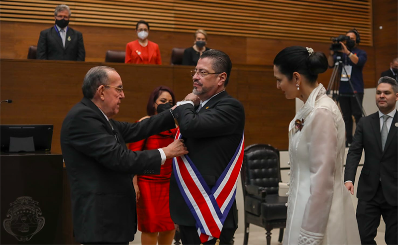 9 mayo: Rodrigo Chaves asume como presidente de Costa Rica. Con Rotsay Rosales.