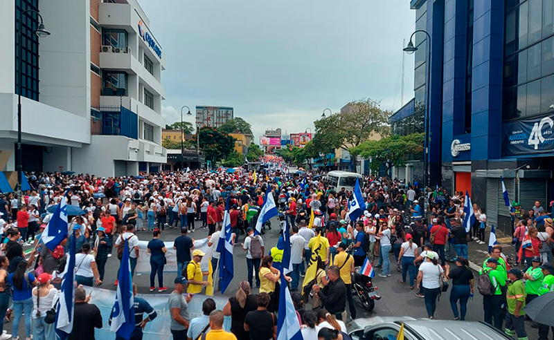 26 octubre: Marcha de Protesta en contra de la Administración Chaves Robles. Con Carlos Sandoval. 