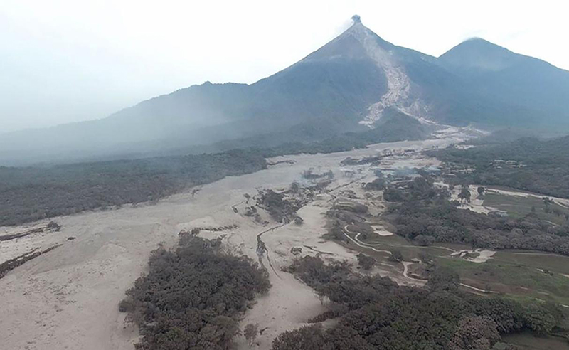 12 de junio: ¿Se podrían haber evitado las víctimas que ocasionó la más reciente erupción del volcán de Fuego en Guatemala o el problema obedece a la invasión de espacios con peligros latentes? con Allan Astorga y Alejandro Maldonado