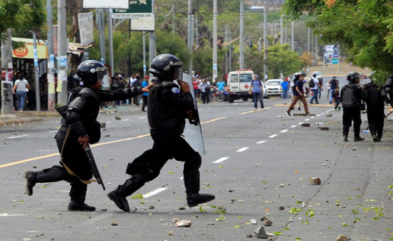 23 de abril: Las noticias indican que Nicaragua se ha convertido en estos días en una tragedia en desarrollo. El saldo de la cruda represión del gobierno de Daniel Ortega y Rosario Murillo contra las manifestaciones callejeras en casi todo el país mantien